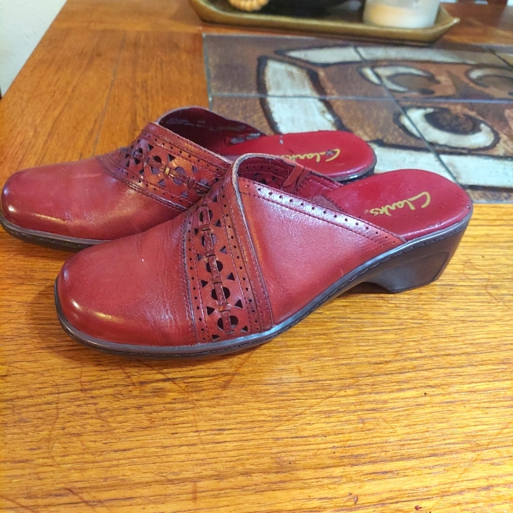 Clarks red 6.5 clogs ventilated low leather shoes office errands